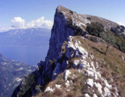 cadavere appeso a corda alpinista ritrovato sul monte pizzocolo lago di garda