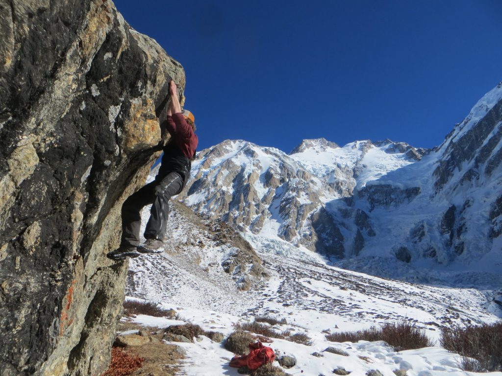 Arrampicata al campo base del Nanga per ingannare il tempo