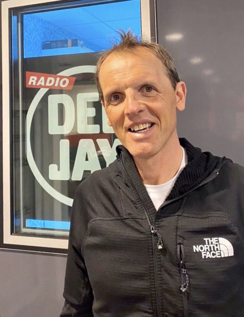 Simone Moro in radio. Foto @ IG Simone Moro