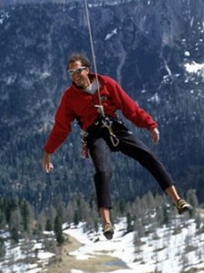 L'alpinista Marco Da Pozzo appeso a una corda in montagna