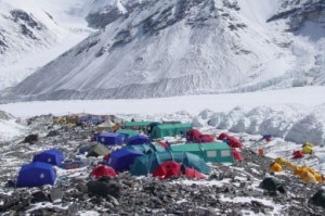 Everest, il campo base avanzato ai piedi della parete nord
