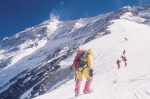 Everest parete Nord, alpinista sale a campo 2