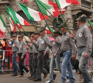 alpini sfilano all'adunata di bergamo