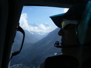 Simone Moro pilota l'elicottero verso il campo base dell'Everest