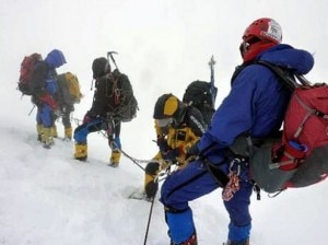 Alpinisti britannici soccorrono Chris Warner sul Makalu