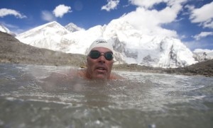 Gordon Pugh nuota nel lago del khumbu a 5.300 metri