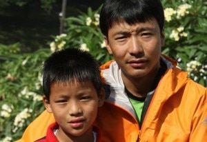 Pemba Dorji Sherpa con il figlio di quasi 10 anni