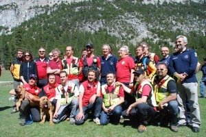 Bertolaso con i tecnici del 21esimo Corso per Unità Cinofile del Cnsas in Val di Susa