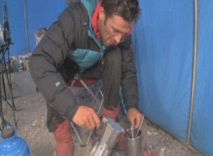 Barmasse prepara il caffè nella tenda