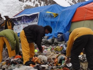 Rifiuti al base del K2 (Photo M.Gallo)