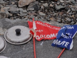 K2, bandierine abbandonate tra i rifiuti K2, bandierine abbandonate tra i rifiuti