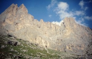 La parete di attacco della via normale del Sassolungo (Photo Green Rock Alpine club)