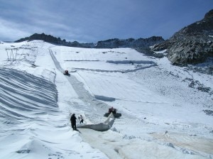 Teli geotessili sul ghiacciaio Presena