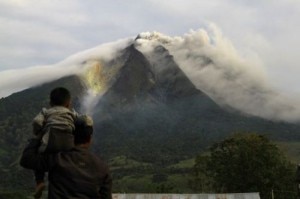 Il vulcano Sinabung è di nuovo in eruzione