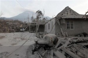 L'eruzione del Merapi a Giava (Photo Reuters - Beawiharta)