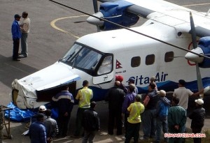 L'aereo danneggiato a Lukla