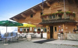 Il rifugio Valtellina prima dell'incendio Il rifugio Valtellina prima dell'incendio