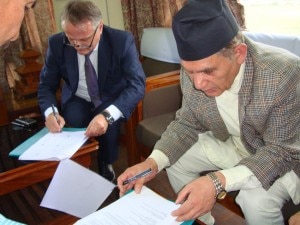 Agostino Da Polenza e Surendra Raj Kafle firmano l'accordo per l'Himalayan Seed Bank