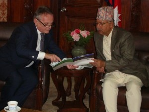 Agostino Da Polenza con il primo ministro nepalese Madhav Kumar Nepal