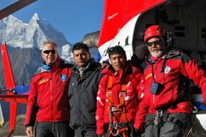 I soccorritori in elicottero: Sabin Basnyat è il secondo da sinistra