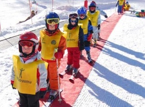 Bambini a lezione sulla neve