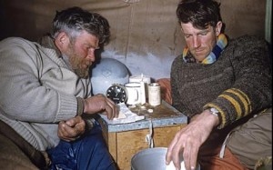 Sir Hillary in Antartide con l'esploratore Vivian Fuchs (Photo Bnps courtesy of Telegraph.co.uk)