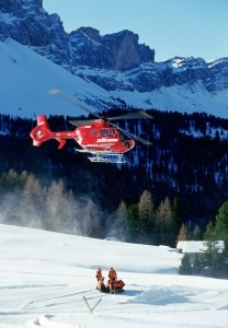 L'elicottero in azione (Photo www.aiut-alpin-dolomites.com)