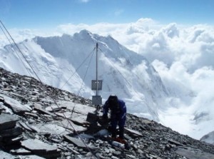 Share Everest, Mondinelli monta la stazione a Colle Sud