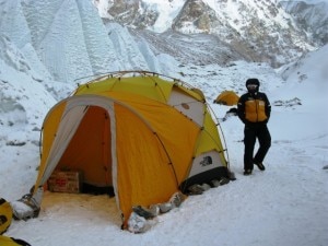 Moro al campo base del GII (Photo courtesy www.simonemoro.com)