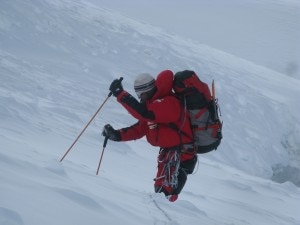 Neve alta, cercando crepacci (Photo courtesy www.simonemoro.com)