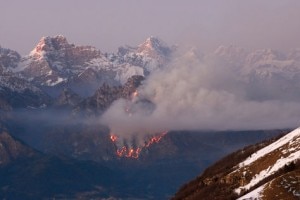 L'incendio in una foto scattata dal Monte Grappa (Photo Manuele Costantinis - La Voce del Nordest)