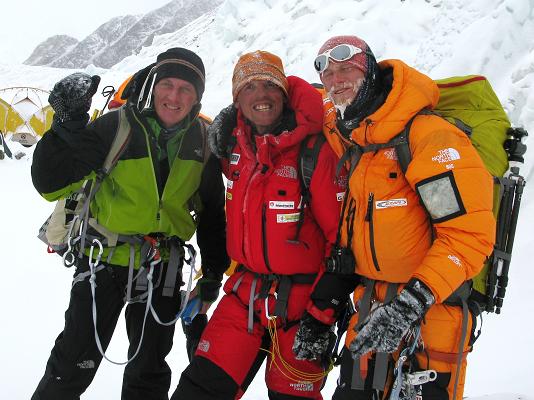 Finalmente al campo base (Photo courtesy www.simonemoro.com) Finalmente al campo base (Photo courtesy www.simonemoro.com)