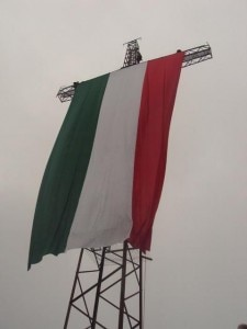 La bandiera sul Canto Alto (foto www.ecodibergamo.it)