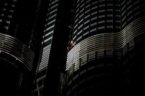 Spiderman scala il Burj Khalifa (Photo courtesy Associated Press)