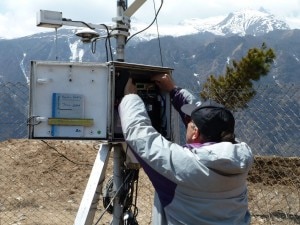 Giampietro Verza controlla una delle stazioni nella Valle del Khumbu