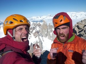 Nico Favresse e Sean Villanueva in libera e a vista sulla est del Fitz Roy (Photo Favresse e Villanueva)