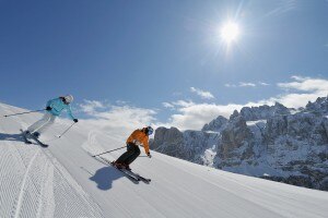 Sciatori nel Dolomiti Superski