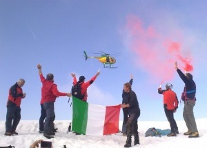 Il Tricolore sventola in cima alla Grignetta (Photo courtesy www.valsassinanews.com)