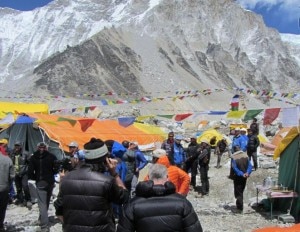 Everest, riunione al campo base (Photo courtesy www.edurnepasaban.com)