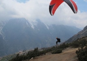 Babu vola sopra Namche Bazaar (Photo Babu Sunuwar - xcmag.com)