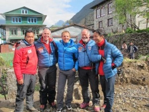 A SINISTRA Cap Siddharta, Cap. Gerold Biner (CH), Cap Simone Moro, tecnico soccorso Bruno Jelk(CH), Cap. Ashisha