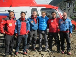 Da sinistra Meccanico Anil, Cap. Ashisha, Cap Gerol Biner (CH), Cap Simone Moro, Cap Siddharta, tecnico soccorso Bruno Jelk (CH)