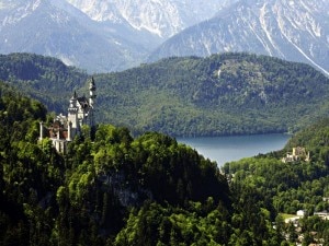 Il castello di Neuschwanstein nel territorio di Fussen in Baviera Il castello di Neuschwanstein nel territorio di Fussen in Baviera
