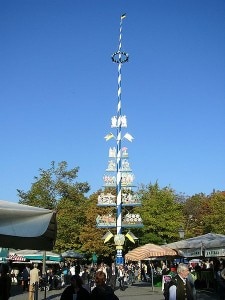 Maibaum al Viktualienmarkt di Monaco (Photo Mattes) Maibaum al Viktualienmarkt di Monaco (Photo Mattes)