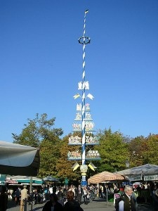 Maibaum al Viktualienmarkt di Monaco (Photo Mattes)