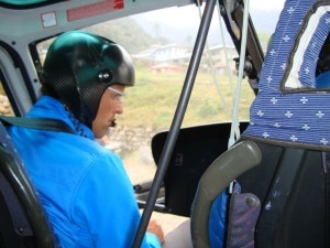 Simone Moro pilota verso Namche