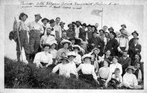 Il gruppo che il 29 giugno 1911 fondò l'Uoei in cima al Monte Tesoro (Photo courtesy ilpuntostampa.info)