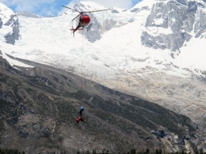 Il corpo dello Sherpa trasportato in elicottero al campo base e poi a Kathmandu