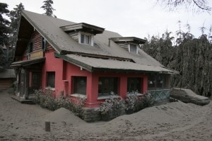 Un ristorante coperto dalla cenere