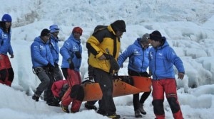 Juanito Oiarzabal trasportato alla fine dell'Icefall (Photo D. Rodriguez courtesy of Desnivel.com)